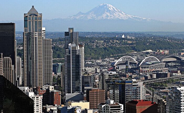 Stunning Seattle skyline with the imposing Mount Rainier in the background